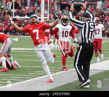 Columbus, Usa. 12.. November 2022. Ohio State Buckeyes C.J. Stroud (7) reagiert, nachdem er am Samstag, den 12. November 2022, bei einem Lauf gegen die Indiana Hoosiers in Columbus, Ohio, außer Reichweite gerufen wurde. Foto von Aaron Josefczyk/UPI Credit: UPI/Alamy Live News Stockfoto