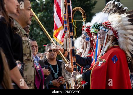 Arlington, Vereinigte Staaten Von Amerika. 10.. November 2022. Arlington, Vereinigte Staaten von Amerika. 10. November 2022. Die „Kiowa Black Leggings Warrior Society“ präsentiert militärische Farben während des „Pentagon Native American Heritage Month“, einer Feier zu Ehren von Militärveteranen, am 10. November 2022 im Innenhof des Pentagon in Arlington, Virginia, USA. Kredit: TSgt. Jack Sanders/DOD Photo/Alamy Live News Stockfoto
