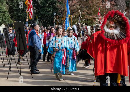 Arlington, Vereinigte Staaten Von Amerika. 10.. November 2022. Arlington, Vereinigte Staaten von Amerika. 10. November 2022. Die „Kiowa Black Leggings Warrior Society“ präsentiert militärische Farben während des „Pentagon Native American Heritage Month“, einer Feier zu Ehren von Militärveteranen, am 10. November 2022 im Innenhof des Pentagon in Arlington, Virginia, USA. Kredit: TSgt. Jack Sanders/DOD Photo/Alamy Live News Stockfoto