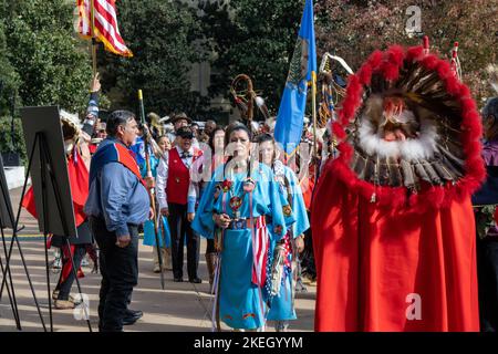 Arlington, Vereinigte Staaten Von Amerika. 10.. November 2022. Arlington, Vereinigte Staaten von Amerika. 10. November 2022. Die „Kiowa Black Leggings Warrior Society“ präsentiert militärische Farben während des „Pentagon Native American Heritage Month“, einer Feier zu Ehren von Militärveteranen, am 10. November 2022 im Innenhof des Pentagon in Arlington, Virginia, USA. Kredit: TSgt. Jack Sanders/DOD Photo/Alamy Live News Stockfoto