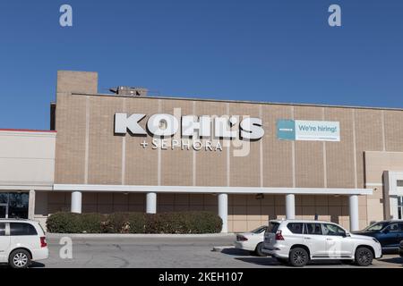 Ft. Wayne - circa November 2022: Kohl's Retail Store Location. Kohl's arbeitet mit dem Kosmetikgiganten Sephora zusammen, um Geschäfte zu generieren. Stockfoto