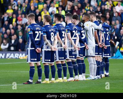 Norwich, Großbritannien. 12.. November 2022. Spieler aus Middlesbrough beobachten eine Minuten Stille zum Gedenken an den Tag vor dem Sky Bet Championship-Spiel zwischen Norwich City und Middlesbrough in der Carrow Road am 12. 2022. November in Norwich, England. (Foto von Mick Kearns/phcimages.com) Credit: PHC Images/Alamy Live News Stockfoto