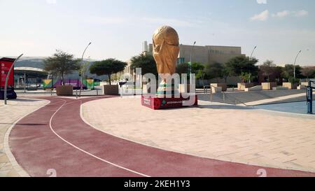 Doha, Katar. 12. November 2022, Doha, Katar: Am Eingang des Education City Stadions, dem Education City Stadium Katar, befindet sich eine Nachbildung des FIFA-Pokals, das zu den Spielstätten der FIFA Fußball-Weltmeisterschaft Katar 2022 gehört. Hier finden sechs Gruppenspiele, eine Runde mit 16 und ein Viertelfinale statt. 12. November 2022 in Doha, Katar. (Foto von Sidhik Keerantakath/ Eyepix Group) Quelle: Eyepix Group/Alamy Live News Stockfoto