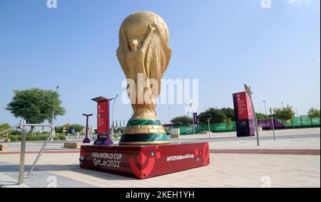 Doha, Katar. 12. November 2022, Doha, Katar: Am Eingang des Education City Stadions, dem Education City Stadium Katar, befindet sich eine Nachbildung des FIFA-Pokals, das zu den Spielstätten der FIFA Fußball-Weltmeisterschaft Katar 2022 gehört. Hier finden sechs Gruppenspiele, eine Runde mit 16 und ein Viertelfinale statt. 12. November 2022 in Doha, Katar. (Foto von Sidhik Keerantakath/ Eyepix Group) Quelle: Eyepix Group/Alamy Live News Stockfoto