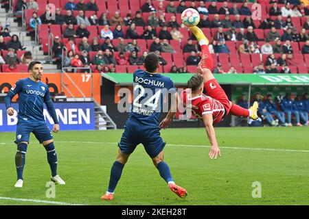 Radkick Ermedin DEMIROVIC (FC Augsburg), Torchance, Action, Duelle gegen Vasilios LAMPROPOULOS (VFL Bochum), Strafraumszene. Fußball 1. Bundesliga-Saison 2022/2023, Spieltag 15., matchday15, FC Augsburg - VFL Bochum 0-1, am 12.. November 2022, WWK ARENA Augsburg. ? Stockfoto