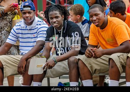Junge afroamerikanische Männchen hängen beim Market Street Festival am 5. Mai 2012 in Columbus, Mississippi, zusammen. Stockfoto