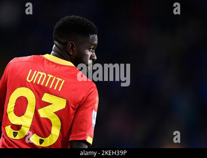 Genua, Italien. 12. November 2022. Samuel Umtiti von US Lecce schaut während des Fußballspiels der Serie A zwischen UC Sampdoria und US Lecce auf. Kredit: Nicolò Campo/Alamy Live Nachrichten Stockfoto