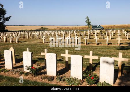 Kreuze,und,Muslim,Grabsteine,in,Krieg,Weltkrieg,WW1,Weltkrieg 1,Erster Weltkrieg,großer Krieg,Friedhof,at,Necropole National de Flavigny-le-Petit,Süd,of,Guise,Norden,Frankreich,Frankreich,Frankreich,Europa,europäisch,opfern,Leben,verloren,Reihe,von,Grabsteinen,Kriegsfriedhof, Stockfoto