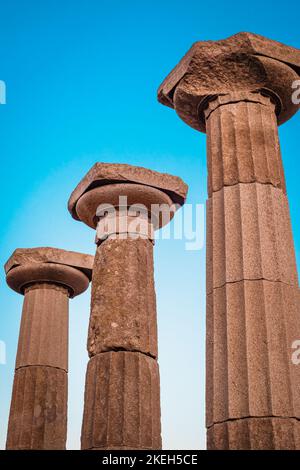 Dorische Säulen des Tempels der Athene. Ruinen der antiken Stadt ASSOS. Behramkale, Türkei Stockfoto