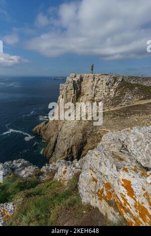 Felsklippen an der Pointe de Pen-Hir mit Denkmal für die Bretonen des Freien Frankreichs Croix de Pen-Hir, Halbinsel Crozon, Bretagne, Frankreich Stockfoto