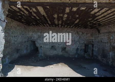 Rostiger Stahl an der Decke eines alten deutschen 2-Bunker aus Beton an der französischen atlantikküste Stockfoto