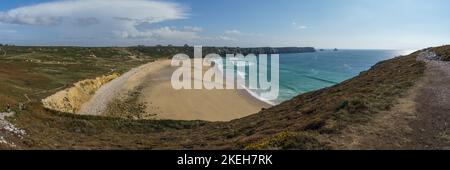 Panorama des Strandes Plage de Pen Hut mit Küste von Pointe de Pen-Hir, Camaret-sur-Mer, Parc naturel regional Armorique, Bretagne, Frankreich Stockfoto