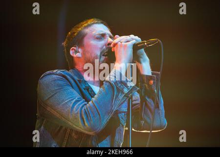 12. November 2022: Ricky Wilson, Andrew White, Simon Rix, Vijay Mistry, Und Nick Baines von der britischen Indie-Rock-Band „The Kaiser Chiefs“ spielen in ihrer Heimatstadt Leeds in der Leeds Direct Arena 2022 eine ausverkaufte Show (Foto: © Myles Wright/ZUMA Press Wire) Stockfoto