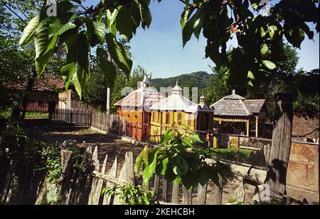 Costesti, Hunedoara County, Rumänien, 2000. Außenansicht einer kleinen christlich-orthodoxen Kirche, die von Samoila Zgavardean, einem Einheimischen, in seinem Hof zwischen 1981 und 1996 komplett gebaut, bemalt und dekoriert wurde. Stockfoto