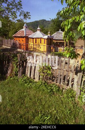 Costesti, Hunedoara County, Rumänien, 2000. Außenansicht einer kleinen christlich-orthodoxen Kirche, die von Samoila Zgavardean, einem Einheimischen, in seinem Hof zwischen 1981 und 1996 komplett gebaut, bemalt und dekoriert wurde. Stockfoto