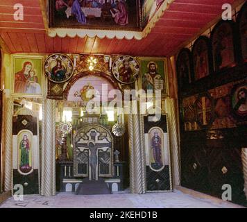 Costesti, Hunedoara County, Rumänien, 2000. Das Innere einer kleinen christlich-orthodoxen Kirche, die von Samoila Zgavardean, einem Einheimischen, in seinem Hof zwischen 1981 und 1996 komplett erbaut, bemalt und dekoriert wurde. Stockfoto