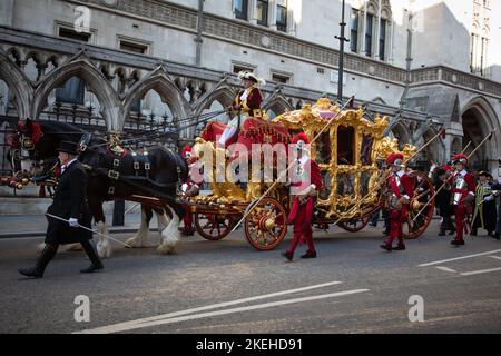 London, Großbritannien. 12.. November 2022. Der neu gewählte Oberbürgermeister der Stadt London aus dem Jahr 694., Alderman Nichola Lyons, fährt im goldenen Staatswagen. Quelle: Kiki Streitberger/Alamy Live News Stockfoto