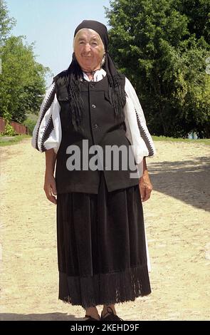 Orastioara de Jos, County Hunedoara, Rumänien, 2000. Ältere Frau in traditioneller einheimischer Kleidung. Stockfoto