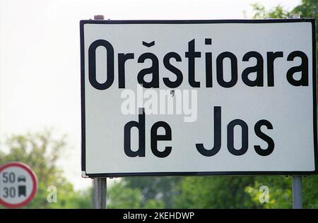 Hunedoara County, Rumänien, 2000. Schild am Eingang des Dorfes Orastioara de Jos. Stockfoto