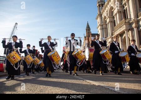 London, Großbritannien. 12.. November 2022. Trommler der Christ's Hospital Band nehmen an der Lord Mayor’s Show zu Ehren des 694.. Oberbürgermeisters der Stadt London, Alderman Nicholons, Teil. Quelle: Kiki Streitberger/Alamy Live News Stockfoto