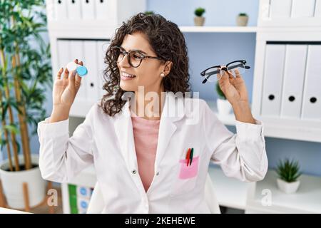 Junge lateinerin in Augenoptik-Uniform mit optometrischen Brillen und Kontaktlinsen Stockfoto