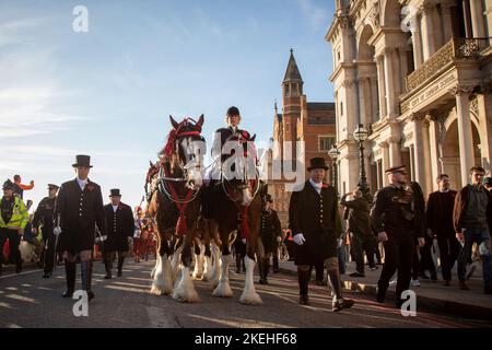 London, Großbritannien. 12.. November 2022. Die Lord Mayor’s Show: Pferde ziehen den goldenen Staatswagen, in dem Alderman Nicholyons, der neu gewählte 694. Lord Mayor of London, zurück zum Mansion House reitet. Quelle: Kiki Streitberger/Alamy Live News Stockfoto