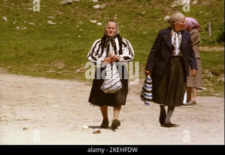 Costesti, Hunedoara County, Rumänien, 2000. Lokale Frauen in traditionellen Trachten auf der Straße. Stockfoto