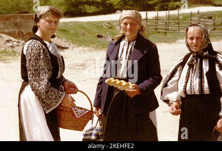 Costesti, Hunedoara County, Rumänien, 2000. Lokale Frauen in traditionellen Trachten auf der Straße. Stockfoto