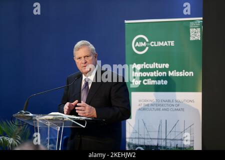 Sharm el-Sheikh, Ägypten. 12.. November 2022. US-Landwirtschaftsminister Tom Vilsack spricht während des UN-Klimagipfels COP27 im US-Pavillon am 12. November 2022 in Sharm el-Sheikh, Ägypten, zu einer Sitzung über landwirtschaftliche Innovationen. Kredit: Maged Helal/USA Embassy Cairo/Alamy Live News Stockfoto