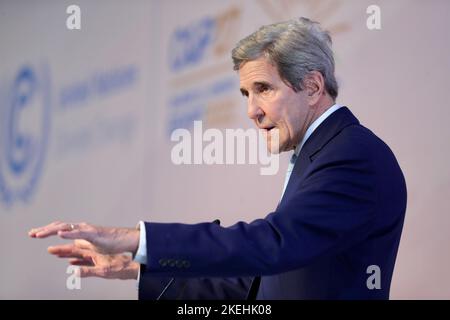 Sharm el-Sheikh, Ägypten. 12.. November 2022. Der Sonderbeauftragte des US-Präsidenten für Klima, John Kerry, spricht beim UN-Klimagipfel COP27 im Sharm El Sheikh International Convention Center am 12. November 2022 in Sharm el-Sheikh, Ägypten. Kredit: Maged Helal/USA Embassy Cairo/Alamy Live News Stockfoto