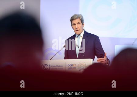 Sharm el-Sheikh, Ägypten. 12.. November 2022. Der Sonderbeauftragte des US-Präsidenten für Klima, John Kerry, spricht beim UN-Klimagipfel COP27 im Sharm El Sheikh International Convention Center am 12. November 2022 in Sharm el-Sheikh, Ägypten. Kredit: Maged Helal/USA Embassy Cairo/Alamy Live News Stockfoto