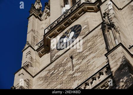 Turmuhr einer historischen Kirche in köln vor einem tiefblauen Himmel Stockfoto