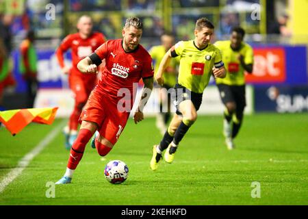 The EnviroVent Stadium, Harrogate, England - 12.. November 2022 George Moncur (14) von Leyton Orient - während des Spiels Harrogate Town gegen Leyton Orient, EFL League 2, 2022/23, im EnviroVent Stadium, Harrogate, England - 12.. November 2022 Credit: Arthur Haigh/WhiteRoseFotos/Alamy Live News Stockfoto