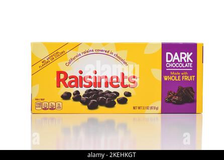 IRIVNE, CALIFORNIA - 12 NOV 2022: Eine Schachtel Raisinets, mit dunkler Schokolade überzogene Rosinen. Stockfoto