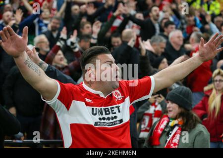 Middlesbrough-Fan feiert beim Finalpfiff während des Sky Bet Championship-Spiels Norwich City gegen Middlesbrough in der Carrow Road, Norwich, Großbritannien, 12.. November 2022 (Foto by Arron Gent/News Images) Stockfoto