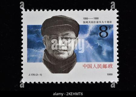 CHINA - UM 1990: Eine in China gedruckte Marke zeigt j170 90. Anniv. Der Geburt des Genossen Zhang Wentian Porträt des Genossen Zhang Wentian , circa Stockfoto