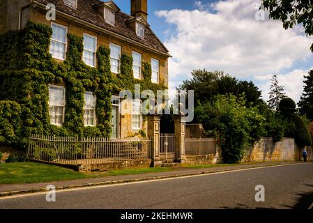 Das Austin House am Broadway am Cotswolds Way Trail in England ist ein denkmalgeschütztes Gebäude. Stockfoto