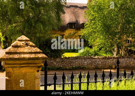 Cotswolds Landhaus mit Strohdach und Dachbalken in Broadway, England. Stockfoto