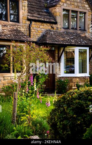 Kalksteinhaus und Steinschieferdach in Broadway, Cotswolds, England. Stockfoto