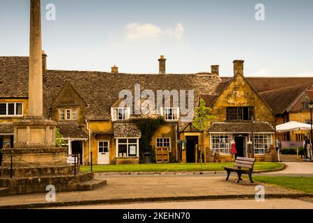 Kriegsdenkmal auf der High Street am Broadway, Cotswolds, England. Stockfoto