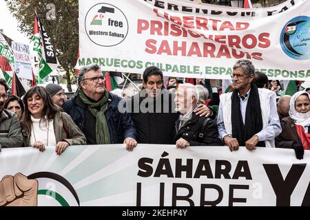 Madrid, Spanien. 12.. November 2022. Abdulah Arabi, Delegierter der Polisario Front für Spanien, spricht während der Demonstration mit den Demonstranten. Menschen aus dem ganzen Staat demonstrieren in Madrid und fordern die Selbstbestimmung des saharauischen Volkes. Die Demonstration wurde vom staatlichen Koordinator der Vereinigungen in Solidarität mit der Sahara (CEAS-Sahara) unter dem Motto „Sie“ aufgerufen. Kredit: SOPA Images Limited/Alamy Live Nachrichten Stockfoto