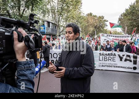 Madrid, Spanien. 12.. November 2022. Abdulah Arabi, Delegierter der Polisario Front für Spanien, spricht während der Demonstration mit den Medien. Menschen aus dem ganzen Staat demonstrieren in Madrid und fordern die Selbstbestimmung des saharauischen Volkes. Die Demonstration wurde vom staatlichen Koordinator der Vereinigungen in Solidarität mit der Sahara (CEAS-Sahara) unter dem Motto „Sie“ aufgerufen. Kredit: SOPA Images Limited/Alamy Live Nachrichten Stockfoto