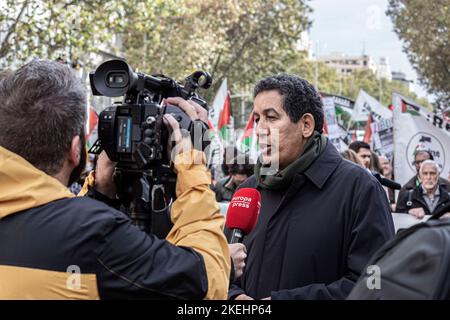 Madrid, Spanien. 12.. November 2022. Abdulah Arabi, Delegierter der Polisario Front für Spanien, spricht während der Demonstration mit den Medien. Menschen aus dem ganzen Staat demonstrieren in Madrid und fordern die Selbstbestimmung des saharauischen Volkes. Die Demonstration wurde vom staatlichen Koordinator der Vereinigungen in Solidarität mit der Sahara (CEAS-Sahara) unter dem Motto „Sie“ aufgerufen. Kredit: SOPA Images Limited/Alamy Live Nachrichten Stockfoto