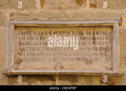 Eine lateinische Gedenktafel an einer Wand der Stiftsbasilika Santa Maria aka La Seu, Gandia Stockfoto