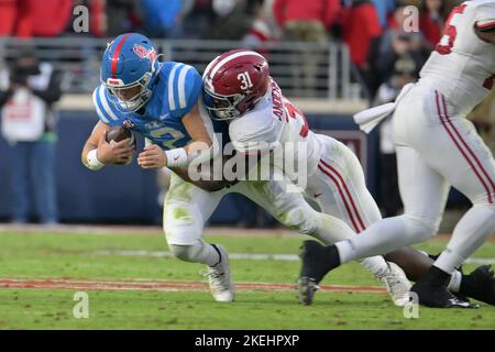 12. November 2022: Mississippi Rebels Quarterback Jaxson Dart #2 wird vom Alabama Crimson Tide-Linienvorarbeiter will Anderson Jr. #31 während des Vorspiels zwischen den University of Mississippi Rebels und der University of Alabama Crimson Tide im Vaught Hemingway Stadium in Oxford, MS, entlassen. Alabama schlug Ole Miss, 30-24. Patrick Green/CSM Stockfoto
