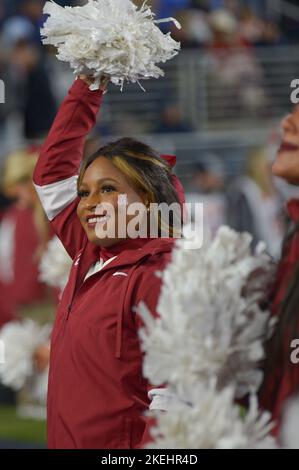 Oxford, MS, USA. 12.. November 2022. Cheerleader der Alabama Crimson Tide, die während des Vorspiels zwischen den Rebellen der University of Mississippi und der University of Alabama Crimson Tide im Vaught Hemingway Stadium in Oxford, MS, das Feld herunterliefen. Alabama schlug Ole Miss, 30-24. Patrick Green/CSM/Alamy Live News Stockfoto