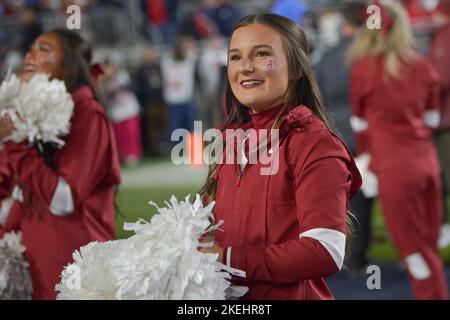 Oxford, MS, USA. 12.. November 2022. Cheerleader der Alabama Crimson Tide, die während des Vorspiels zwischen den Rebellen der University of Mississippi und der University of Alabama Crimson Tide im Vaught Hemingway Stadium in Oxford, MS, das Feld herunterliefen. Alabama schlug Ole Miss, 30-24. Patrick Green/CSM/Alamy Live News Stockfoto