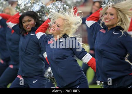 Oxford, MS, USA. 12.. November 2022. Mississippi Rebels Cheerleader, die während des Vorspiels zwischen den Rebellen der University of Mississippi und der University of Alabama Crimson Tide im Vaught Hemingway Stadium in Oxford, MS, auftreten. Alabama schlug Ole Miss, 30-24. Patrick Green/CSM/Alamy Live News Stockfoto