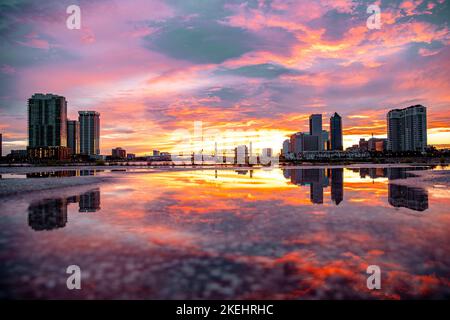 Das Stadtbild von Jacksonville mit einem spiegelnden See bei einem dramatischen Sonnenuntergang in Florida Stockfoto