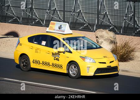 Phoenix, Arizona, USA - 4. November 2022: Ein gelbes Taxi, das mit dem Passagier am Flughafen Phoenix ankommt. Stockfoto